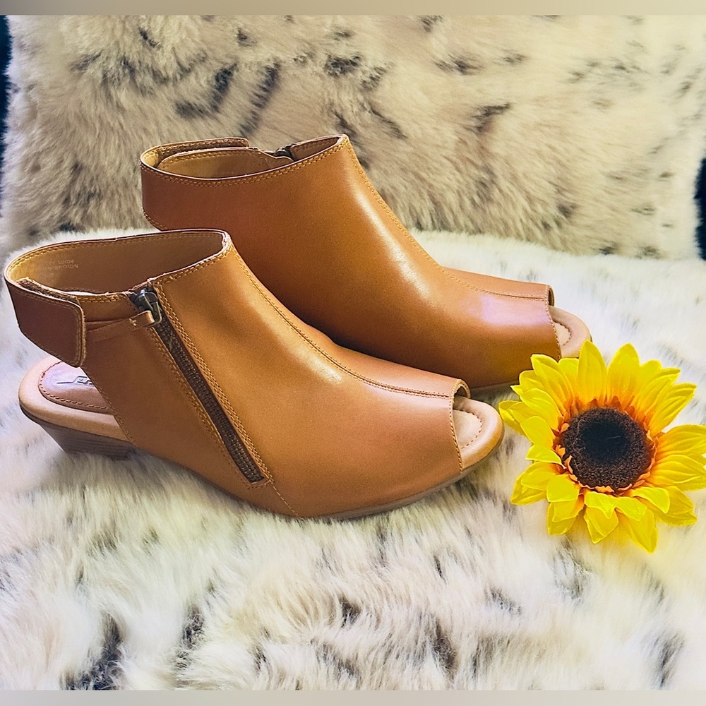 NWOT Earth Kristy Leather Open Toe Shooties Sand Brown 8.5D Zip Adjustable Wide